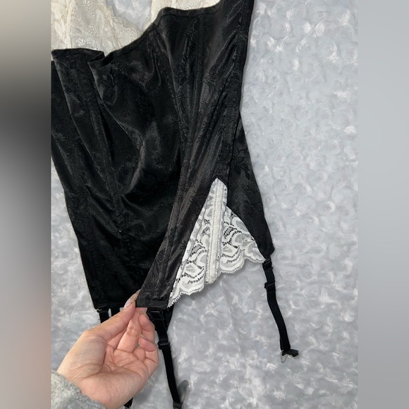 Fredericks of Hollywood Lace Bustier Corset - Black and White Size 34 - Picture 3 of 6